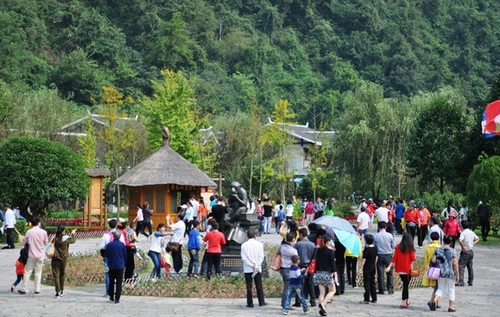 ZJJ Huanglong Hole Recieved 55,000 People During Golden Week