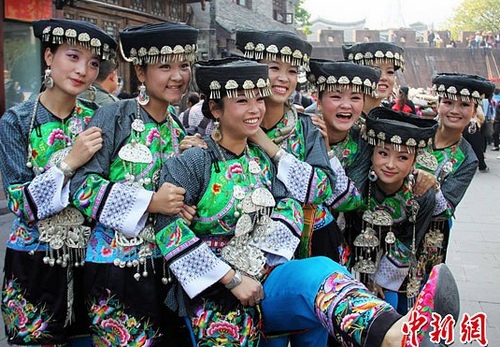 The 4th session of Hmong silver costume cultural festival kicks off in Fenghuang