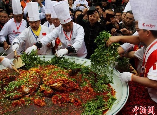 Hunan cuisine：Super Huge Fish Dish in Changsha