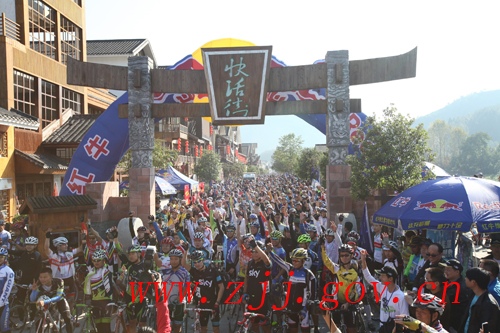 Wulingyuan Xibu Street Bicycle Racing Attracted Much Attention