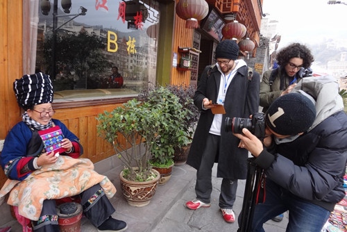 “Foreigners Take You to Travel”Photography Team Walks into Fenghuang