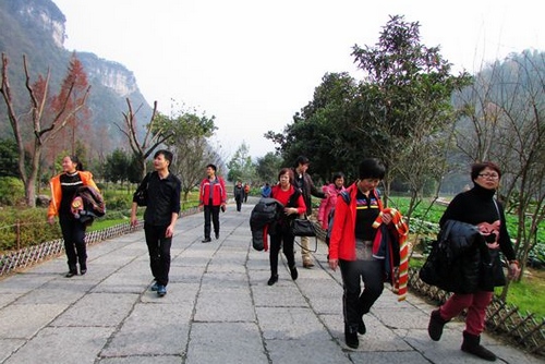 Foreigners Take You to Travel in Zi Quejie in Winter
