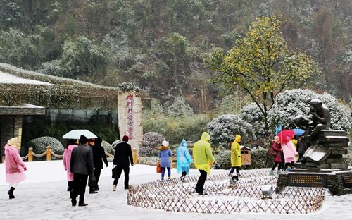 ZJJ Huanglong Hole’s Snow Scenery Attractes Tourists