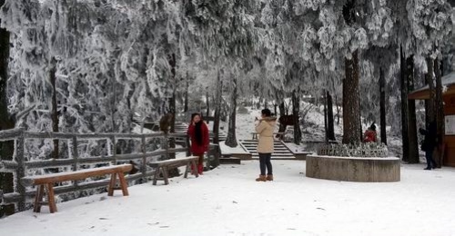 Snow in Spring Zhangjiajie national forest park Attracted Tourists