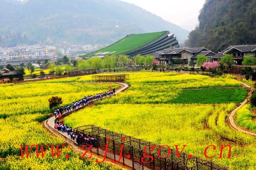 ZJJ Huanglong cave’s outside scenery Witnessed a Sea of Flowers