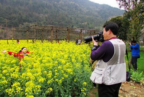 ZJJ Photographers Intoxicated in Huanglongdong’s Beautiful Spring Sights
