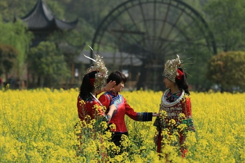 Most Guests Greatly Favored ZJJ Huanglong Cave’s Spring Sights