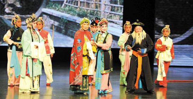Changde Operas Performed to Celebrate May Day Holiday