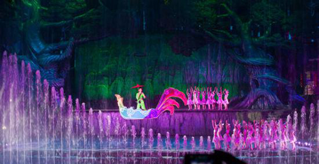 Scene Play &quot;Fenghuang Town in Misty Rain&quot; Well Received