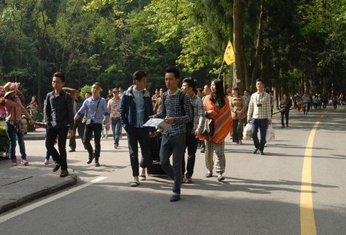 Thousands of tourists Flood into ZJJ Wulingyuan On Labor Day