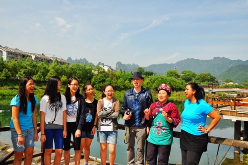 American Tourists Attracted by Zhangjiajie’s Folk Custom