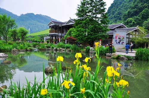 China Tourism Day:Flowers in Huanglong Hole Square Attract Tourists