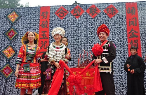 ZJJ Witnessed a Cross-country Marriage between a Singaporean and a Tujia Girl