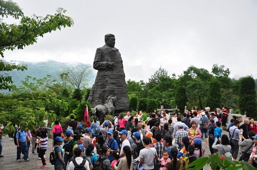 Chartered Trains and flights Give Much Power to Zhangjiajie Tourism