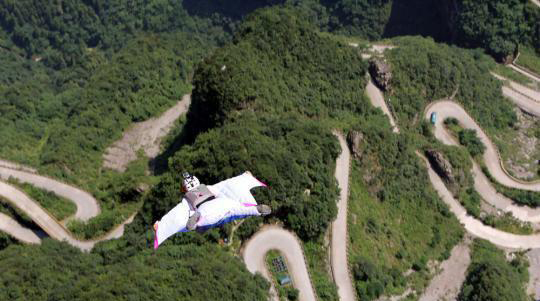 World Wingsuit League Tests New Route for Competition in Tianmenshan