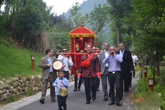 American Bridegroom and Changde Bride Hold Wedding Ceremony in ZJJ