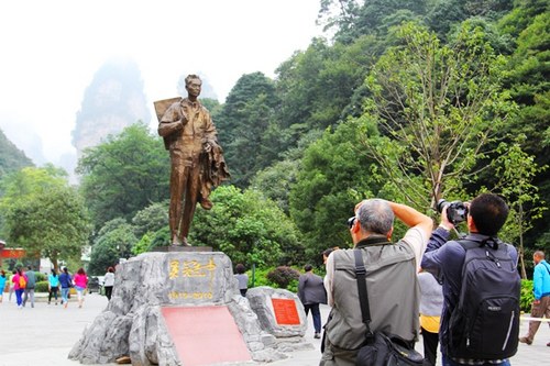 The Second Anniversary of ZJJ Wu Guanzhong Statue Wins 3 million Tourists