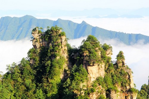 ZJJ Tianzi Mountain’s Clouds Beauty Attracts Visitors in Autumn