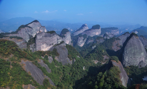 International Photographers Climb Highest Peak of Langshan Mountain