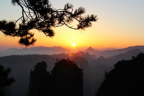 The Autumn Sunrise of ZJJ Huangshi Village Attracted Visitors