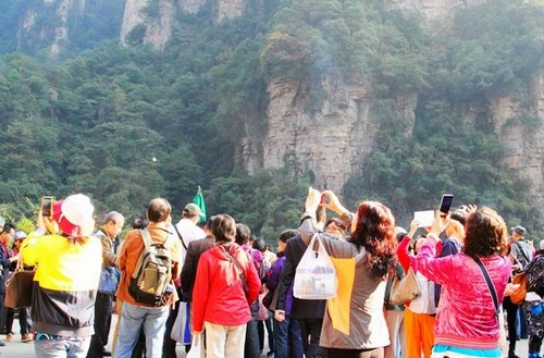 12 Overseas Chinese Media Experienced in Zhangjiajie