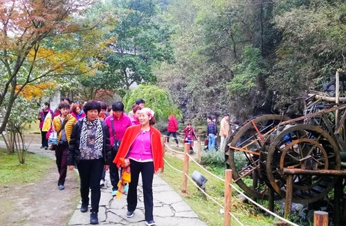 ZJJ Huanglong Cave Appeared Charming Late-autumn Scenery