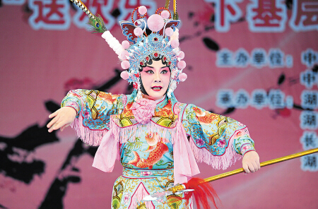 Plum Blossom Prize Art Troupe Stages Performance in Hunan