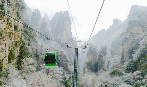ZJJ Yangjiajie Cableway resumes operation to appreciate the snow