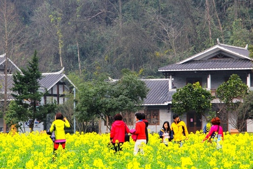Hundreds of Women Guests Visiting Huanglong Cave on Women’s Day
