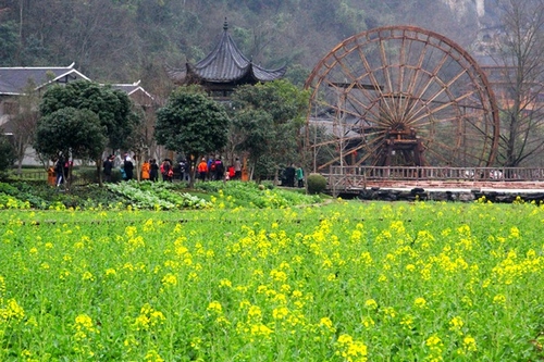 ZJJ Huanglong Hole Square’s rapes welcomes Tourists