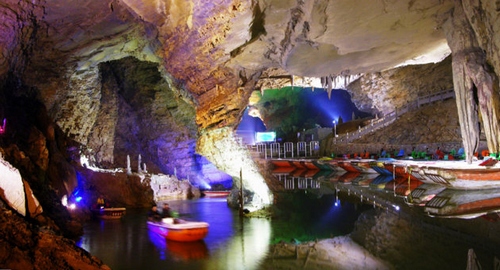 Night Travel in Zhangjiajie Huanglongdong Scenic Area from April