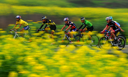 Cross-strait Cyclists Defy 99 Turns on Tianmen Mountain