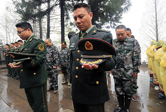Armed Police Pay Tribute to General He Long on Qingming Festival