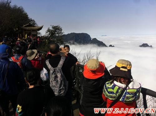 Zhangjiajie Tianmen Mountain shows Buddha’s Light Clouds