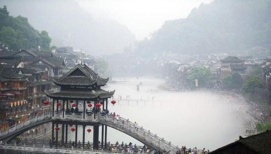 Foggy Fenghuang Ancient Town Attracts Visitors