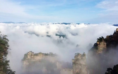 ZJJ Yangjiajie Peak has a Grandeur of Clouds after the Rain