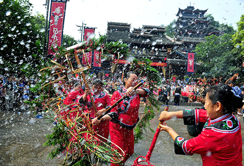 Tujia Water-splashing Festival Held in Zhangjiajie