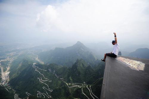 Wingsuit Flying Carpet Challenge Staged in Zhangjiajie