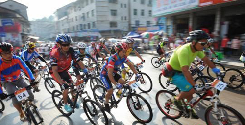 Mountain Bike Race Held to Mark 70th Anniv. of VJ Day