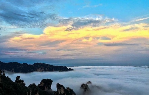 Zhangjiajie Tianzi Mountain shows Clouds Wonder in Early Autumn