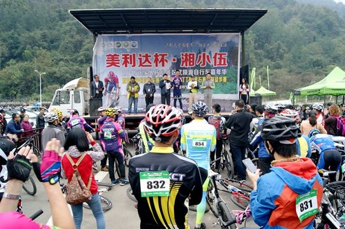 1,500 Cyclists ride through Zhangjiajie core scenic