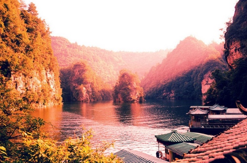 ZJJ Baofeng Lake’s Winter Landscape looks like a “Colourful Jade Pool”