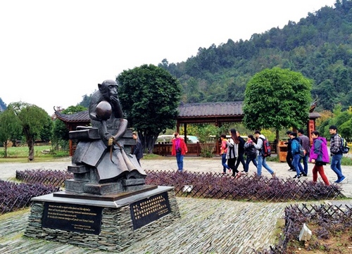 Zhangjiajie Huanglong hole square attracted Many Visitors in Early Winter