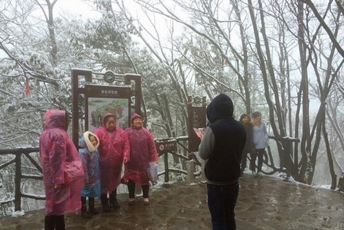 Zhangjiajie Tianmen Mountain welcomes the first snow this winter