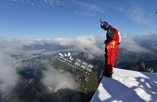 Zhang Shupeng Chinese Wing Spiderman passed through Tianmen Mountain
