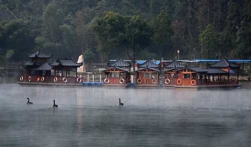 Zhangjiajie Baofeng Lake shows “Hanging Lake Mountain” Wonderland