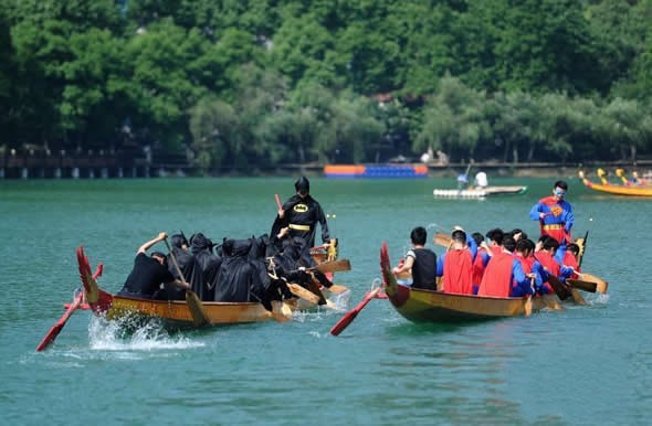 Superman VS Batman to Greet Dragon Boat Festival