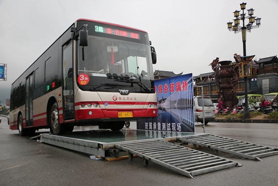 The Bearing test of Zhangjiajie Glass Bridge shows to Public in Wulingyuan