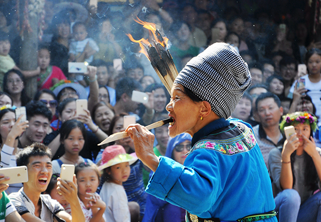 Tourists Enchanted by Folk Performance in Xinagxi