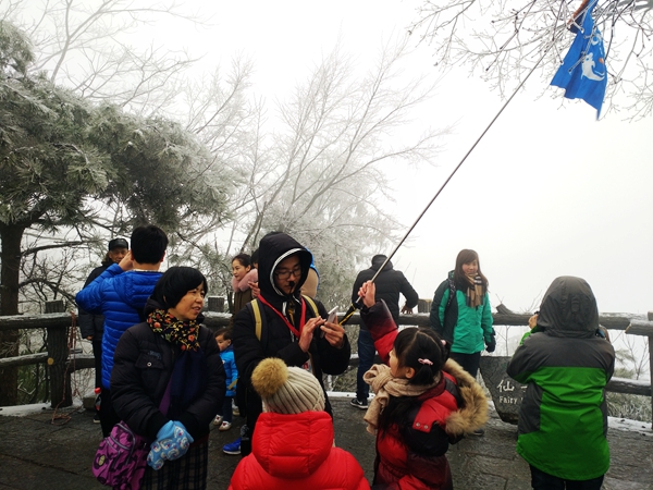 Visitors are intoxicated by Zhangjiajie Rime and Ice